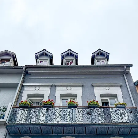 La Rose Du Chateau